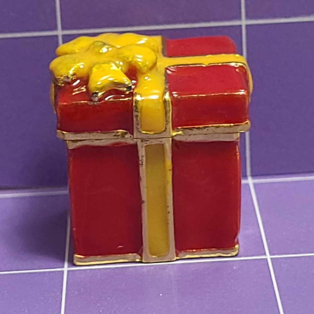 Work of Art Trinket Box Miniature Red Gift Present Holiday Enameled Magnetic Red - Picture 11 of 11